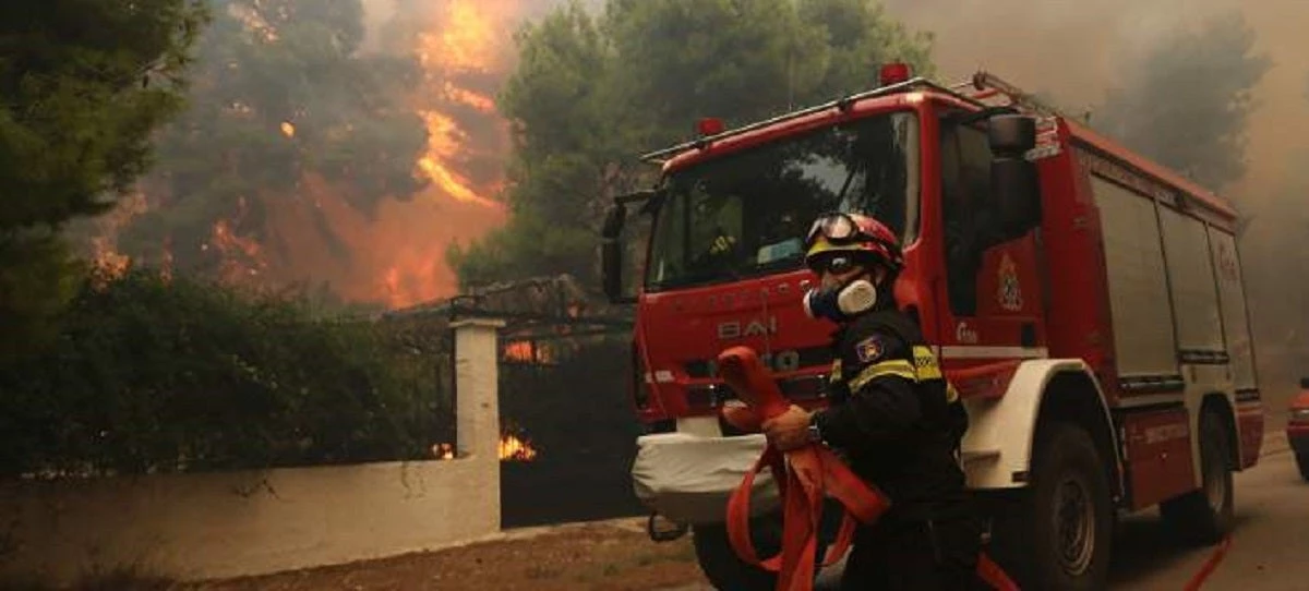 Χέρια πυροσβέστη μετά απο 24ωρη πυρόσβεση στη Κινέτα – Ξεχειλίζει η οργή και αγανάκτηση του κόσμου